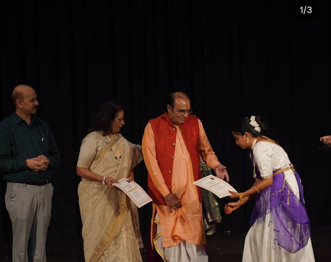 Yashaswee receiving Visharad Pratham certificate